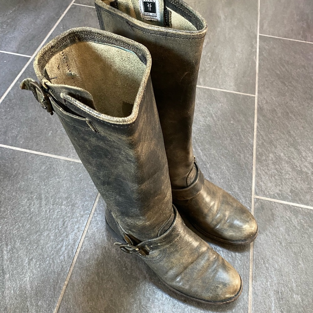 Frye Veronica Slouch size 8 in distressed grey